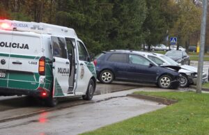 Susidūrė du automobiliai: prireikė medikų pagalbos (foto+video)
