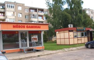 Tarp daugiabučių įsikūrė mėsos parduotuvė ir mobiliųjų telefonų remonto dirbtuvės. D.Zibolienė