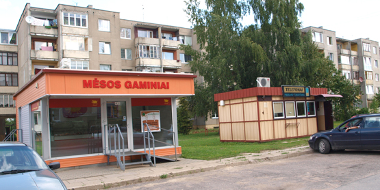 Tarp daugiabučių įsikūrė mėsos parduotuvė ir mobiliųjų telefonų remonto dirbtuvės. D.Zibolienė