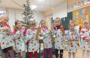 Kavoliškio vaikai pasipuošę naujomis prijuostėmis.