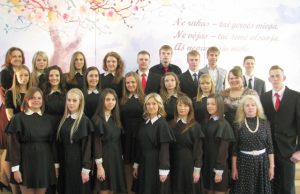 Juozo Tumo-Vaižganto vidurinės mokyklos 12 b klasės mokiniai. N.Byčkovskio nuotr.