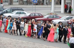 Abiturientų eisena nuo Šv. Mato bažnyčios iki Rokiškio dvaro. N. Byčkovskio nuotr.