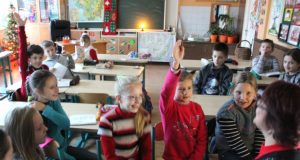 J.Tūbelio progimnazijos 3 b klasės moksleiviai aptaria gerus savo darbus. N.Byčkovskio nuotr.