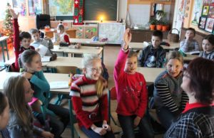 J.Tūbelio progimnazijos 3 b klasės moksleiviai aptaria gerus savo darbus. N.Byčkovskio nuotr.