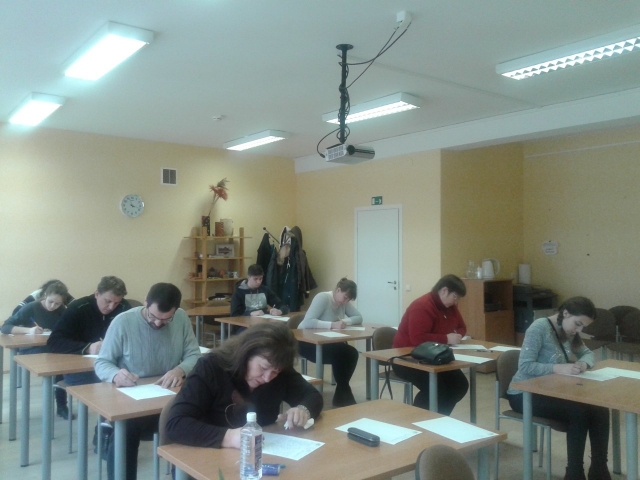 Pasitikrinti turimas lietuvių kalbos žinias dalyvaujant Nacionaliniame diktante šeštadienį panoro 10 mūsų rajono gyventojų. D. Valskienės nuotr.