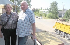 Tyrimų atsakymų lūkuriuojantys ūkininkai (iš kairės) Vilius Seržintas (Jūžintų sen.) ir Kazimieras Kalnietis iš Salų (Kamajų sen.) „Gimtajam...“ sakė