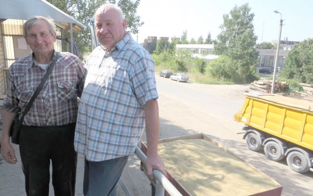 Tyrimų atsakymų lūkuriuojantys ūkininkai (iš kairės) Vilius Seržintas (Jūžintų sen.) ir Kazimieras Kalnietis iš Salų (Kamajų sen.) „Gimtajam...“ sakė