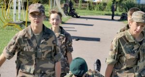 Pandėliečiai Tadas Kavoliūnas (kairėje) ir Šarūnas Girdvainis sukarintoje šaulių vasaros stovykloje. R.Žėkienės nuotr.