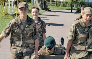 Kareiviški batai nesumažino noro tapti kariu Pandėliečiai Tadas Kavoliūnas (kairėje) ir Šarūnas Girdvainis sukarintoje šaulių vasaros stovykloje. R.Žėkienės nuotr.