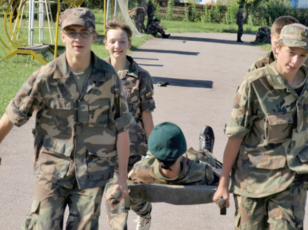 Pandėliečiai Tadas Kavoliūnas (kairėje) ir Šarūnas Girdvainis sukarintoje šaulių vasaros stovykloje. R.Žėkienės nuotr. Pandėliečiai Tadas Kavoliūnas (kairėje) ir Šarūnas Girdvainis sukarintoje šaulių vasaros stovykloje. R.Žėkienės nuotr.