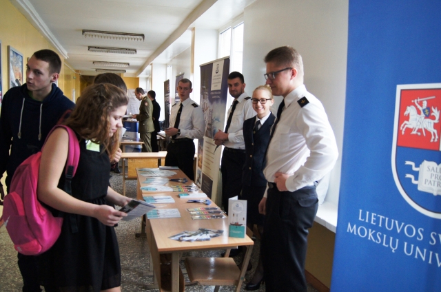 Rokiškio Juozo Tumo–Vaižganto gimnazijos „Romuvos“ padalinio vyresniųjų klasių moksleiviams savo ugdymo programas pristatė 16 Lietuvos aukštojo mokslo įstaigų. G. Krivienės nuotr.