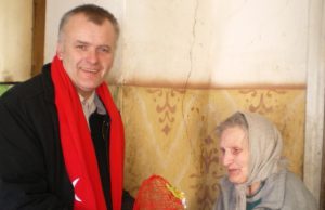 Kiekvieną dieną šiltą maistą vienišiems senoliams į namus vežantis Darius Jasinevičius šv. Velykų proga sveikina Angelę Prascienienę. R. Jakulienės nuotr.