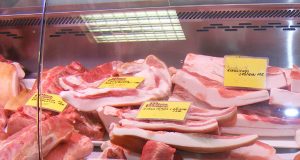 Pirmą savaitę veikianti parduotuvė rokiškėnams siūlo šviežią ir senoviniu būdu apdorotą mėsą.  A.Mackuvienės nuotr.