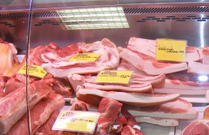 Rokiškis pasigedo kaimiško kumpio, lašinukų ir dešros… Pirmą savaitę veikianti parduotuvė rokiškėnams siūlo šviežią ir senoviniu būdu apdorotą mėsą. A.Mackuvienės nuotr.