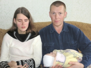 Penkerių mėnesių Neringos ir Remigijaus dukrai Viltei Santariškių medikai kovo 15 d. planuoja atlikti sudėtingą galvos smegenų šuntavimo operaciją. Vos galą su galu suduriančiai šeimai praverstų finansinė ir bet kokia kita pagalba. A. Mackuvienės nuotr. Penkerių mėnesių Neringos ir Remigijaus dukrai Viltei Santariškių medikai kovo 15 d. planuoja atlikti sudėtingą galvos smegenų šuntavimo operaciją. Vos galą su galu suduriančiai šeimai praverstų finansinė ir bet kokia kita pagalba. A. Mackuvienės nuotr.