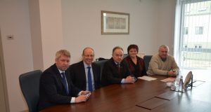 Dėl palankesnių sąlygų smulkiesiems kiaulininkystės ūkiams su J. Miliumi (antras iš kairės) derėjosi (iš kairės): rajono meras Antanas Vagonis