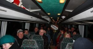 Mūsų rajono ūkininkai į sostinę išvyko su plakatais prieš pieno ūkių žlugdymą ir simboliniu liūdnos ateities lagaminu "Emigrantai". A.Minkevičienės nuotr.