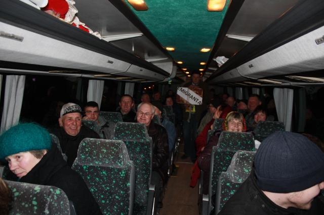 Mūsų rajono ūkininkai į sostinę išvyko su plakatais prieš pieno ūkių žlugdymą ir simboliniu liūdnos ateities lagaminu 