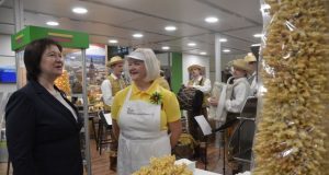 Juodupėnė Laimutė Sadauskienė (dešinėje) su Lietuvos paviljoną parodoje aplankiusia Lietuvos žemės ūkio ministre Virginija Baltraitiene. ŽŪM nuotr.