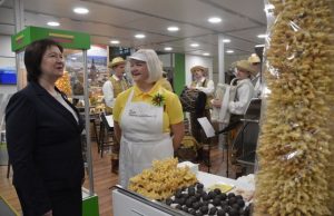 Juodupėnė Laimutė Sadauskienė (dešinėje) su Lietuvos paviljoną parodoje aplankiusia Lietuvos žemės ūkio ministre Virginija Baltraitiene. ŽŪM nuotr.