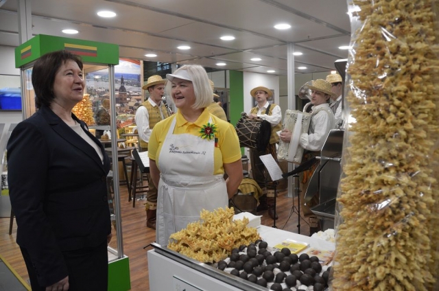 Juodupėnė Laimutė Sadauskienė (dešinėje) su Lietuvos paviljoną parodoje aplankiusia Lietuvos žemės ūkio ministre Virginija Baltraitiene. ŽŪM nuotr. Juodupėnė Laimutė Sadauskienė (dešinėje) su Lietuvos paviljoną parodoje aplankiusia Lietuvos žemės ūkio ministre Virginija Baltraitiene. ŽŪM nuotr.