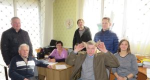 Rokiškio rajono ūkininkų sąjungoje susirinkusi saujelė žemdirbių derino išvykos į protestą Vilniuje detales. „Kas gali