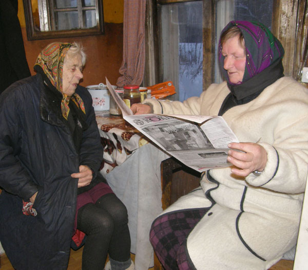 Bronislava Vasalauskaitė (kairėje) net apakusi liko ištikima “Gimtojo Rokiškio“ skaitytoja: naujienas jai perskaito paštininkė Stasė Krasauskienė. A.Puteikytės nuotr. Bronislava Vasalauskaitė (kairėje) net apakusi liko ištikima “Gimtojo Rokiškio“ skaitytoja: naujienas jai perskaito paštininkė Stasė Krasauskienė. A.Puteikytės nuotr.