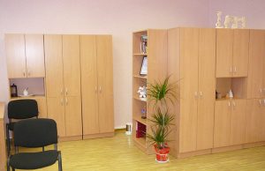 Biuro buveinė pertvaromis bus suskirstyta į atskiras erdves kiekvienam biuro specialistui. V.Mickienės nuotr.