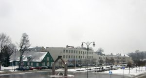 Čiuožykla per pietus virtusi Nepriklausomybės aikštė pėstiesiems tapo nesaugi. Netrukus takai buvo paberti druska ir žvyru. A.Minkevičienės