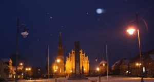 Rokiškio Nepriklausomybės aikštėje dėl lėšų stygiaus šviečia ne visi žibintai.