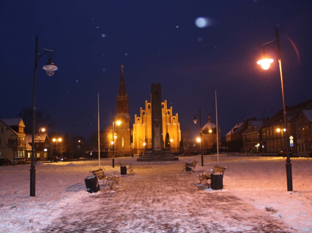 Rokiškio Nepriklausomybės aikštėje dėl lėšų stygiaus šviečia ne visi žibintai.