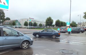 Nepriklausomybės aikštėje – vairuotojų panika Eismo pokyčiai Nepriklausomybės aikštėje sukėlė chaosą. A.Minkevičienės nuotr.