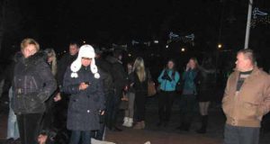 Nepriklausomybės aikštėje nuo neblaivių chuliganų nukentėjusiam jaunuoliui prireikė medikų pagalbos. N.Byčkovskio nuotr.