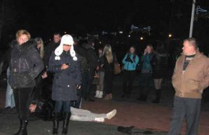 Nepriklausomybės aikštėje nuo neblaivių chuliganų nukentėjusiam jaunuoliui prireikė medikų pagalbos. N.Byčkovskio nuotr.