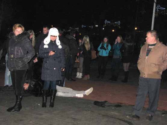 Nepriklausomybės aikštėje nuo neblaivių chuliganų nukentėjusiam jaunuoliui prireikė medikų pagalbos. N.Byčkovskio nuotr. Nepriklausomybės aikštėje nuo neblaivių chuliganų nukentėjusiam jaunuoliui prireikė medikų pagalbos. N.Byčkovskio nuotr.