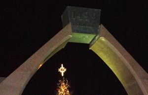 Eglė įžiebta tyliai