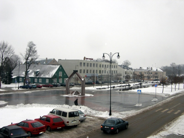 Čiuožykla per pietus virtusi Nepriklausomybės aikštė pėstiesiems tapo nesaugi. Netrukus takai buvo paberti druska ir žvyru. A.Minkevičienės Čiuožykla per pietus virtusi Nepriklausomybės aikštė pėstiesiems tapo nesaugi. Netrukus takai buvo paberti druska ir žvyru. A.Minkevičienės