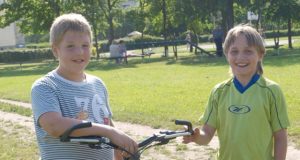 Į "Romuvos" stadioną sportuoti nuolat ateinantys Kostas (kairėje) ir Džeraldas mano