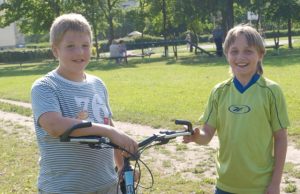 Sporto aikštynus papuoš sunkmetis Į "Romuvos" stadioną sportuoti nuolat ateinantys Kostas (kairėje) ir Džeraldas mano