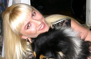 L.Vizbarienė ir jos Akela. Vizbarų archyvo nuotr.