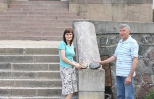 Akmenis paminklui atstatyti pirmieji dovanojo Norbertas Ruželė ir Sigita Ruželytė-Popovienė. Krašto muziejaus archyvo nuotr.