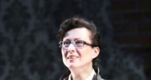 Spektaklyje "Akmuo" vaidina kraštietė aktorė Vaiva Mainelytė (centre).
