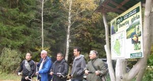 Kastuvus į rankas paėmę užsienio pedagogai džiūgavo per anksti: jiems teko kantriai mokytis medelių sodinimo meno. A.Minkevičienės nuotr.