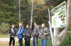 Kastuvus į rankas paėmę užsienio pedagogai džiūgavo per anksti: jiems teko kantriai mokytis medelių sodinimo meno. A.Minkevičienės nuotr.