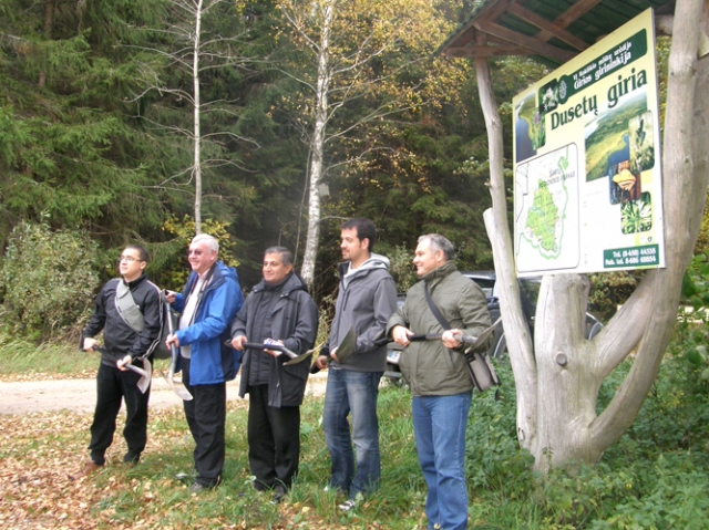 Kastuvus į rankas paėmę užsienio pedagogai džiūgavo per anksti: jiems teko kantriai mokytis medelių sodinimo meno. A.Minkevičienės nuotr.