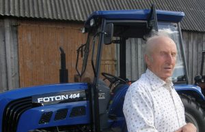 Ūkio puošmena tapusį naujutėlaitį traktorių ūkininkas Vladislovas Varnas žada taupyti ir su juo dirbti tik lengvesnius ūkio darbus. A.Minkevičienės nuotr.