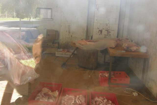 Per murziną lango stiklą darytoje nuotraukoje – ne viena dešimtis kilogramų kiaulienos Per murziną lango stiklą darytoje nuotraukoje – ne viena dešimtis kilogramų kiaulienos