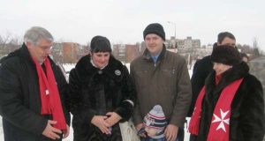 Maltos Ordino generalinis sekretorius Brunas Kasparas (kairėje) dėkojo aukojusiems ir akcijos organizatoriams. Dešinėje - Maltos Ordino  Rokiškio skyriaus vadovė  Teresė Vigėlienė. A.Minkevičienės nuotr.