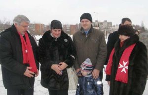 Maltos Ordino generalinis sekretorius Brunas Kasparas (kairėje) dėkojo aukojusiems ir akcijos organizatoriams. Dešinėje - Maltos Ordino  Rokiškio skyriaus vadovė  Teresė Vigėlienė. A.Minkevičienės nuotr.