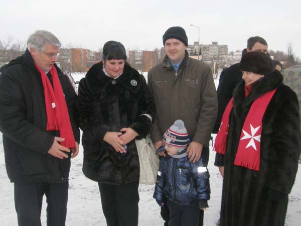 Maltos Ordino generalinis sekretorius Brunas Kasparas (kairėje) dėkojo aukojusiems ir akcijos organizatoriams. Dešinėje - Maltos Ordino  Rokiškio skyriaus vadovė  Teresė Vigėlienė. A.Minkevičienės nuotr.